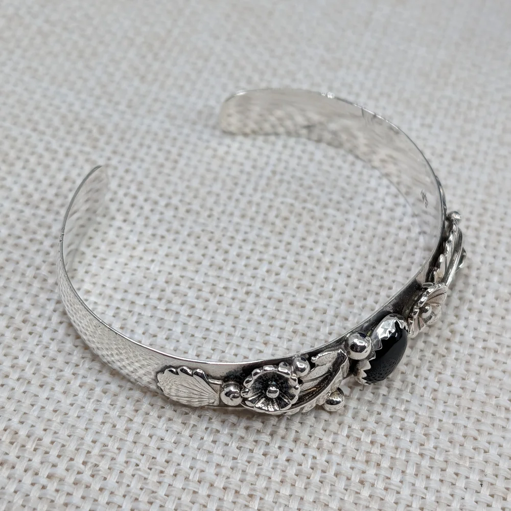 Vintage Sterling Silver Cuff Bracelet Black Onyx Florida Keys Small Wrist - Picture 2 of 15